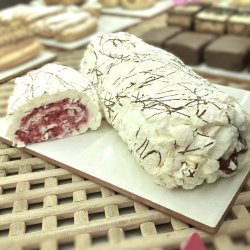 Рулет меренговый с шоколадом и вишней.